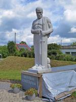 Tēlnieka Kārļa Zāles 1939. gadā veidotais piemineklis brīvības cīņās kritušajiem alojiešiem. Aloja, 16.06.2022.