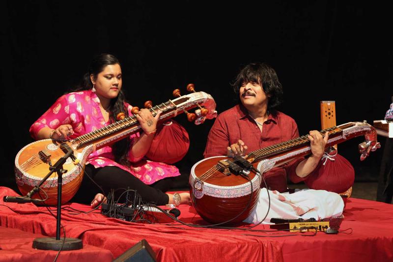Indiešu stīgu instrumenta vīnas virtuoza Radžeša Vaidjas (Rajhesh Vaidhya) duets. Ričmondhila, Kanāda, 18.03.2018.
