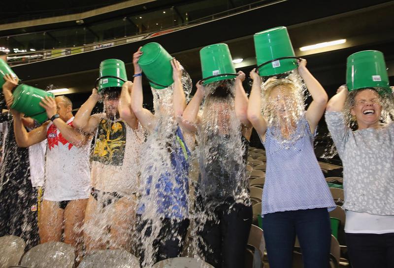 Sociālā mārketinga kampaņa "Ledus spaiņa izaicinājums" (Ice Bucket Challenge), kuras mērķis ir veicināt izpratni par amiotrofisko laterālo sklerozi. Melnburna, Austrālija, 22.08.2014.