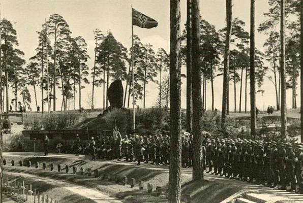 Otrā pasaules kara vācu okupācijas laika svinības Baltiešu landesvēra kapu memoriāla teritorijā. 22.05.1942.