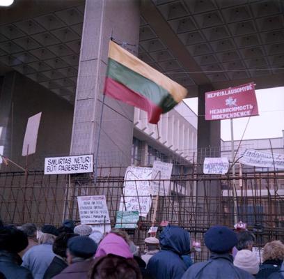 Lietuvas valsts karogs pie Lietuvas Republikas Augstākās padomes – atjaunojamā Seima ieejas barikāžu gadā. Viļņa, 01.1991.