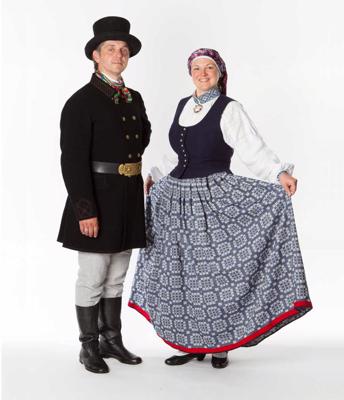 Tautas tērpu skates dalībnieki Sandra Dudareva un Sandijs Kūlainis Kurzemes tērpos. 2013. gads.