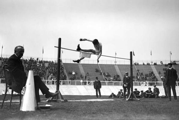 Augstlēkšana olimpiskajās spēlēs. Vaitsitijas stadions, Londona. 1908. gads.