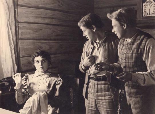 Maiga Mainiece, Arnolds Liniņš un Alfrēds Jaunušans iestudējumā “Skroderdienas Silmačos”. 1955. gads.