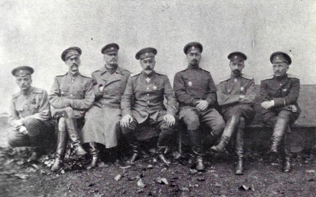 Apcietinātu virsnieku grupa Bihovā 1917. gada septembrī, centrā – Antons Deņikins.
