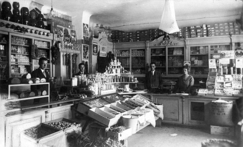 Raksturīgs pārtikas preču veikala iekšējais noformējums Latvijā 20. gs. 20. gados.