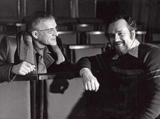 Arnolds Liniņš un Oļģerts Kroders izrādes “Nāc uz manām trepēm spēlēties!” mēģinājumā, 1977. gads.