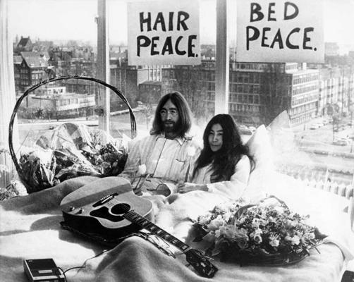 Džons Lenons un Joko Ono pretkara akcijā. Viesnīca Hilton, Amsterdama, 25.03.1969.