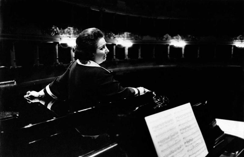 Operdziedātāja Monserata Kabaljē (Montserrat Caballé) dzied La Scala operteātrī. Milāna, Itālija, 01.1975.
