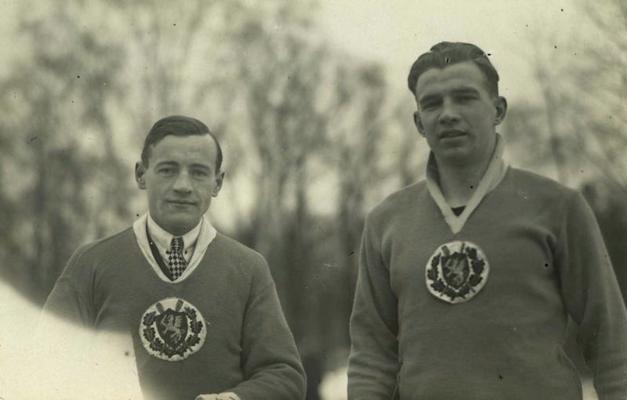 No labās: Arvīds Jurgens un bendija spēlētājs Eduards Veinbergs. Rīgas Airētāju klubs, 1928. gads.