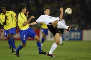 Vācijas izlases uzbrucējs Miroslavs Kloze (pirmais no labās) Pasaules kausa futbolā fināla spēlē pret Brazīlijas izlasi. Jokohama, Japāna, 30.06.2002.