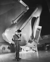 Edvins Habls veic novērojumus ar Šmita teleskopu. 1949. gads. 