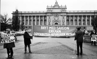 Protestētāji pie Zviedrijas Riksdaga ēkas pieprasa Vjetnamas Demokrātiskās Republikas atzīšanu Riksdsaga debašu laikā par ārpolitiku un tirdzniecību. Zviedrija, ap 1963. gadu.