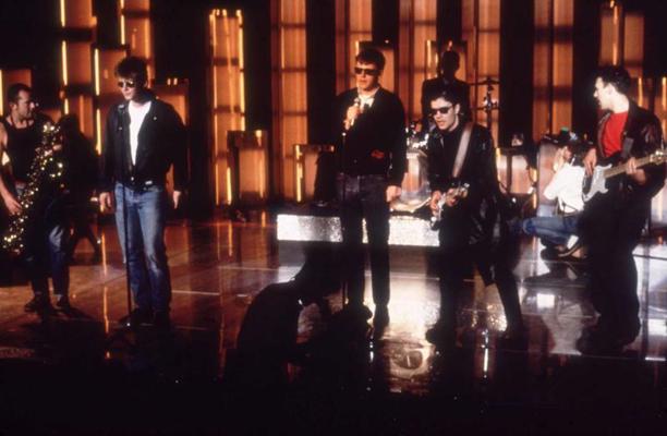 Grupas Madness uzstāšanās ap 1985. gadu. No kreisās: Lī Tompsons, Maiks Bārsons, Sagss, Kriss Formens un Marks Bedfords.