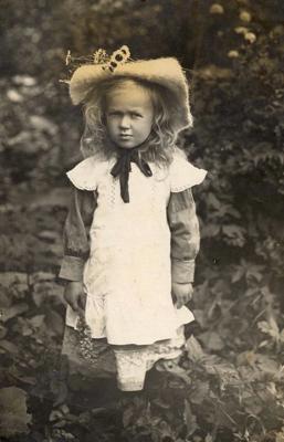 Mirdza Bendrupe bērnībā īsi pirms bēgļu gaitām. Līvbērzes, 1914. gads.