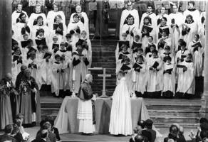 Pāvests Jānis Pāvils II dievkalpojumā Kenteberijas katedrālē vizītes laikā Apvienotajā Karalistē, kopā ar viņu Kenterberijas arhibīskaps Roberts Runcijs. Kenterberija, 29.05.1982.