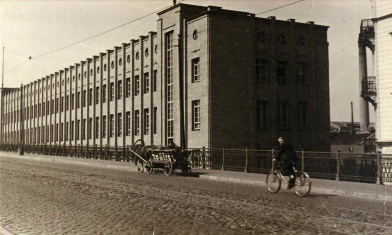 Gustava Ērenpreisa velosipēdu fabrikas jaunais korpuss pie Gaisa tilta Rīgā. 1937. gads.