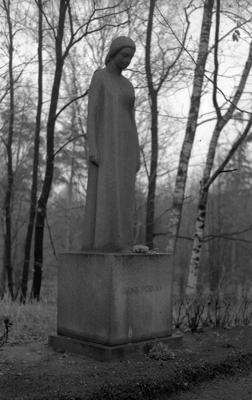 Teodora Zaļkalna veidotais kapa piemineklis Jānim Porukam Rīgas Meža kapos. 20. gs. 70. gadi.