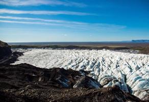 Svīnafelsjokula izvadledājs Islandē, 2017. gads. Ledājā esošās plaisas norāda uz trauslu ledus deformāciju, ko radījusi stiepes plūsma.