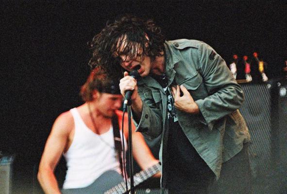 Džefs Aments (Jeff Ament) un Edijs Veders (Eddie Vedder) no Pearl Jam koncertā Londonā. Anglija, 11.07.1993.