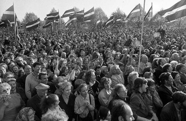 Manifestācija Daugavas krastmalā pēc Neatkarības deklarācijas pieņemšanas. Rīga, 04.05.1990.