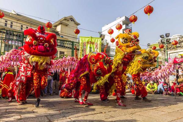 Pūķu un lauvu dejas izrāde ķīniešu jaunā gada festivālā. Hošimina, Vjetnama, 18.02.2015.