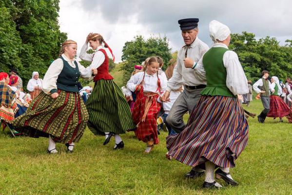 Latviešu tautas dejas Starptautiskajā folkloras festivālā “Baltica 2022” Talsu pilskalnā. Talsi, 09.07.2022.