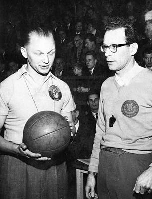 FIBA tiesneši Viesturs Baldzēns un Ali Strunke pirms Eiropas kausa basketbola spēles tiesāšanas Helsinkos. Somija, 1960. gads.