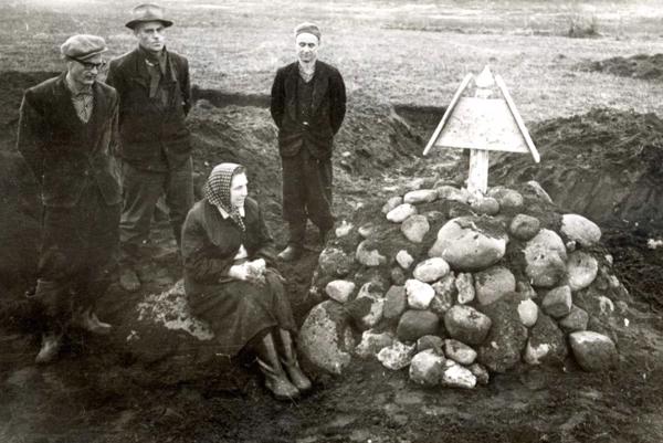 Arheologu grupa (no kreisās Vladislavs Urtāns, nezināms, Lūcija Vankina, nezināms) pie simboliskās kapa vietas Lejasbitēnu kapulaukā apbedītajiem. 20. gs. 60. gadi.