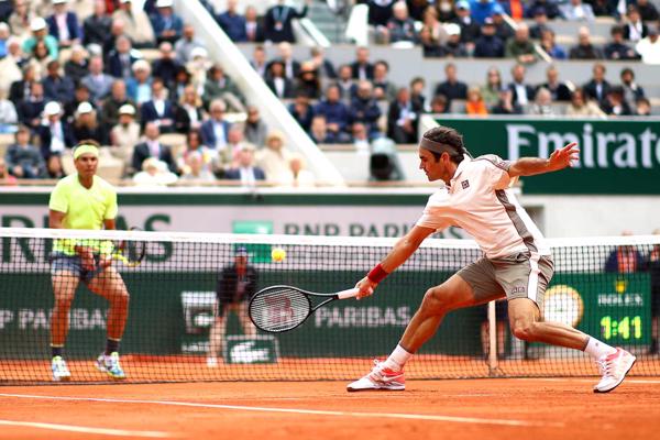 Rodžers Federers pusfināla spēlē pret Rafaelu Nadālu French Open sacensībās Roland Garros kortos. 07.06.2019.