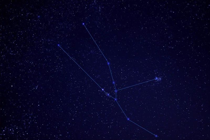 Debess apgabals ar Vērsi. Ar līnijām parādīta zvaigznāja raksturīgā figūra. 25.10.2020.