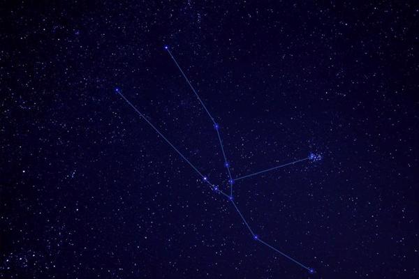 Debess apgabals ar Vērsi. Ar līnijām parādīta zvaigznāja raksturīgā figūra. 25.10.2020.