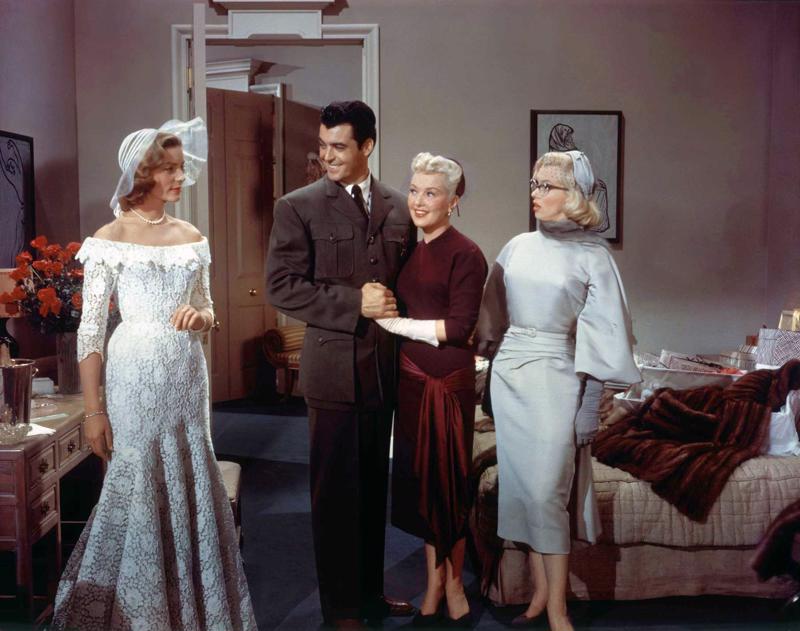 No kreisās: Lorēna Bekola, Rorijs Kalhuns (Rory Calhoun), Betija Greibla (Betty Grable) un Merilina Monro muzikālajā komēdijā “Kā apprecēt miljonāru”. 1953. gads.