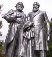 Kārļa Marksa un Frīdriha Engelsa piemineklis. Belgoroda, Krievija, 24.09.2016.