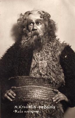 Nikolajs Krauklis Mežsarga Mežaiņa tēlā J. Čirikova "Meža noslēpumi". Daugavpils Latviešu dramatiskais teātris, 1925. gads.