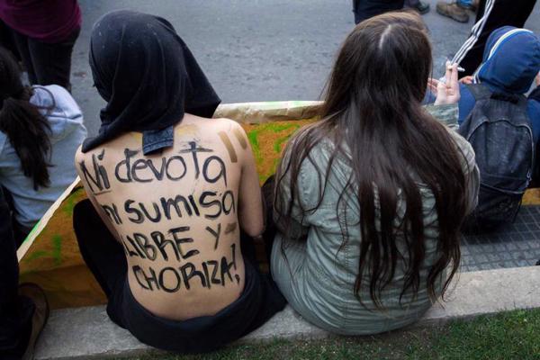 Demonstrantam uz muguras rakstīts sauklis spāņu valodā ar slenga vārdiem "Ne dievbijīgs, ne padevīgs. Brīvs un drosmīgs." studentu protestā pret valdības plānotajām reformām izglītībā. Santjago, Čīle, 04.08.2016.