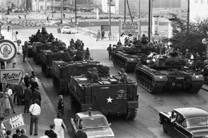 ASV tanki pie kontrolposteņa, ko Rietumos dēvēja par Checkpoint Charlie Berlīnes krīzes laikā. 10.1961.