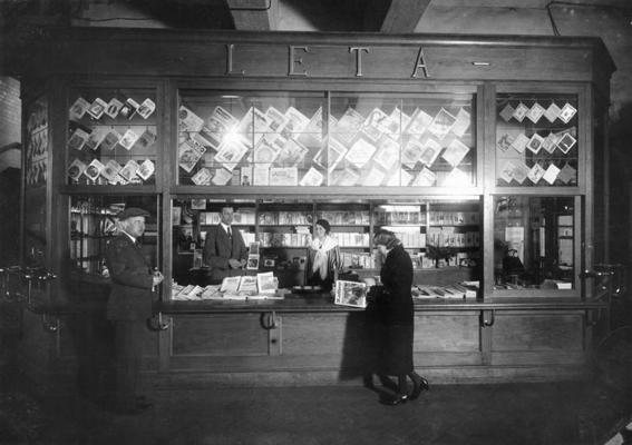 Latvijas Telegrāfa aģentūras LETA kiosks. Rīgas dzelzceļa stacija, 1934. gads.