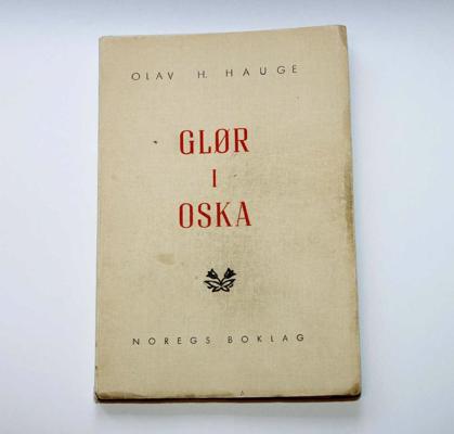Ūlava Heuges (Olav Håkonson Hauge) dzejoļu krājuma "Ogles pelnos" (Glør i oska) pirmais izdevums jaunnorvēģu valodā.