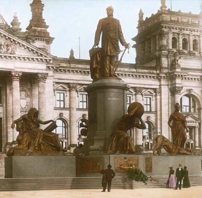 Oto fon Bismarka piemineklis Reihstāga priekšā Berlīnē. Vācija, ap 1905. gadu.