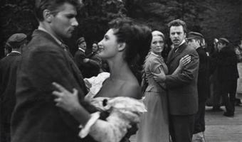 No kreisās: Uldis Pūcītis (Edgars), Olga Dreģe (Matilde), Vija Artmane (Kristīne) un Juris Lejaskalns (Akmentiņš) filmā "Purva bridējs", 1966. gads.