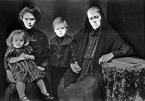 Komponista Emīla Dārziņa ģimene. No kreisās: sieva Marija Dārziņa ar meitu Laimu Tatjanu Dārziņu, dēls Volfgangs Dārziņš un māte Marija Dārziņa. 08.1910.