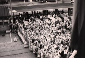 Cilvēku pūlis sagaida Baltijas Brīvības un miera kuģa brauciena dalībniekus izkāpjam Stokholmā. 29.07.1985.