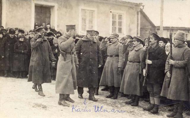 Ministru prezidents Kārlis Ulmanis viesojas Valmierā. 1919. gada beigas.