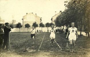 Vieglatlētikas sacensību dalībnieki sporta biedrības "Marss" laukumā, 20. gs. 20. gadi.