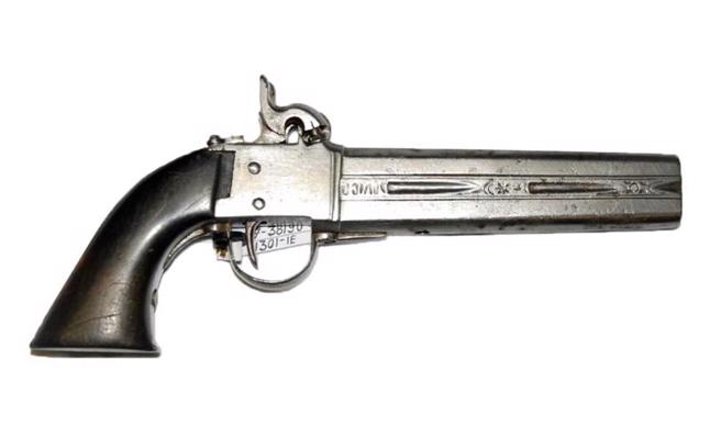 4. att. Divstobru civilā pistole ar kapseles aizdedzi, gludstobru, 19. gs. vidus, Lielbritānijas ražojums Tuvajiem Austrumiem, kalibrs 14,2 mm.
