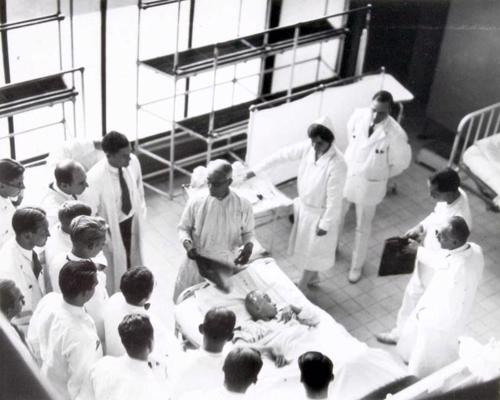 Hārvijs Kušings skaidro pārsēja likšanu neiroķirurģijas pacientam. ASV, 1929.–1932. gads.