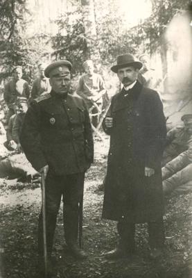 5. Zemgales latviešu strēlnieku bataljona komandieris apakšpulkvedis Jukums Vācietis (pirmais no kreisās) un Latviešu strēlnieku bataljonu organizācijas komitejas priekšsēdētājs Jānis Goldmanis frontē. 1916. gada pavasaris.