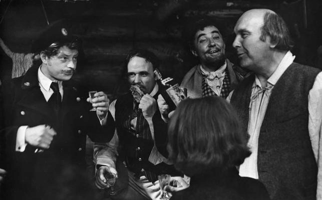 Aina no filmas "Mērnieku laiki". No kreisās: mērnieka palīgs (Leons Krivāns), Drekberģis (Gunārs Placēns), Švauksts (Harijs Liepiņš), Oļiņš (Pēteris Cepurnieks). 1968. gads.