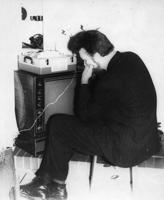 Gunārs Astra pēc atbrīvošanas no ieslodzījuma Harija Astras mājās klausās magnetafona ierakstu ar mātes Elzas pēdējiem novēlējumiem viņam. Ogre, 1976. gads.
